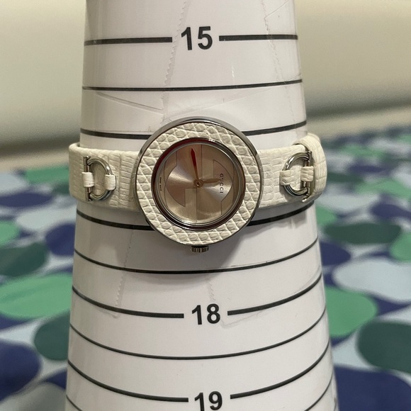Gucci White Textured Ladies Leather Watch - Picture 14 of 15